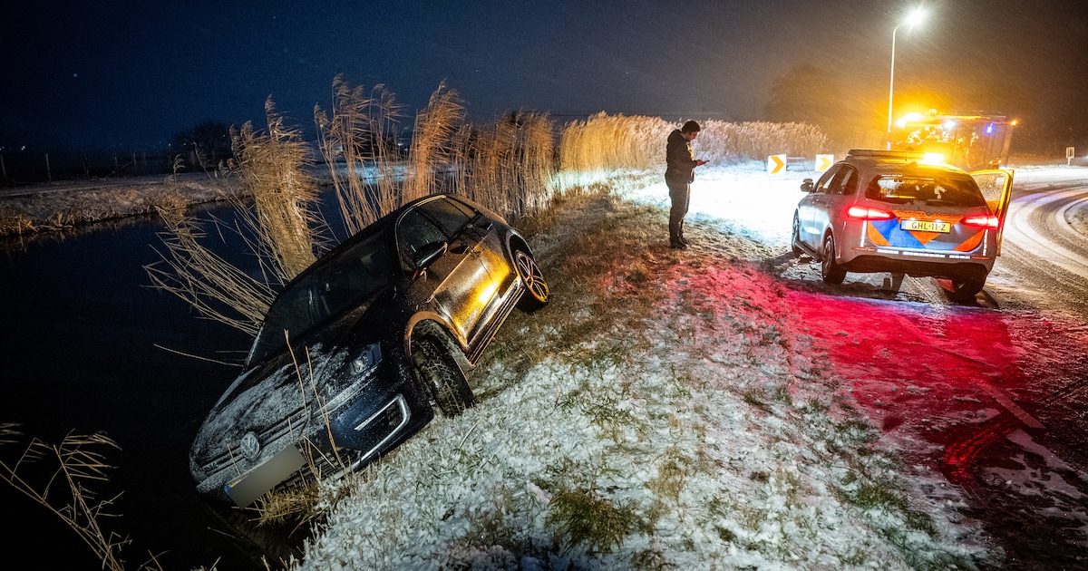 Auto vliegt uit de bocht door sneeuwval in Ter Aar