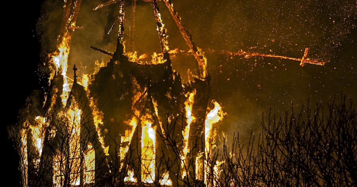 Brand verwoest toren monumentale Vondelkerk in Amsterdam