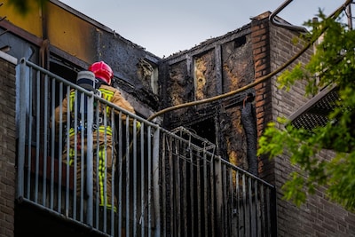 Uitslaande brand op derde verdieping van flat in Eindhoven onder controle, bewoner ongedeerd