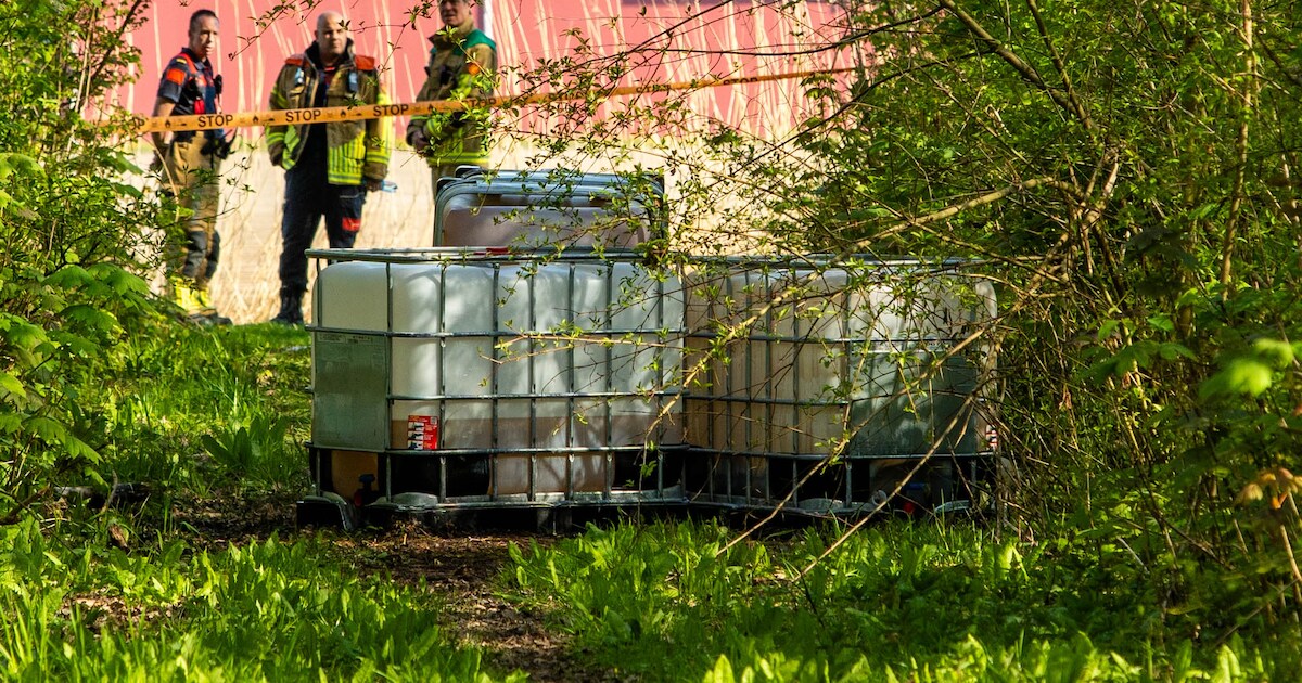 Grote vaten met mogelijk drugsafval aangetroffen in bosgebied bij Lelystad
