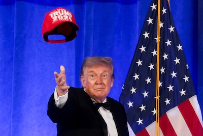 Trump combineert grappen met sneren tijdens correspondentendiner