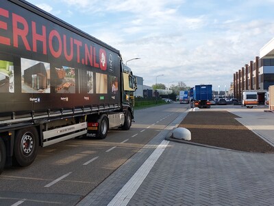 Al die vrachtwagens op Scharlo, hoe veilig is dat voor de fietser? Roep om extra actie