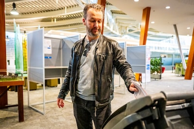 LIVE | Gemeenteraadsverkiezingen: eerste stemmen uitgebracht, burgemeester stemt met dochter