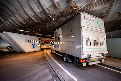 Bakwagen rijdt zich klem in tunnel bij Arnhem Centraal