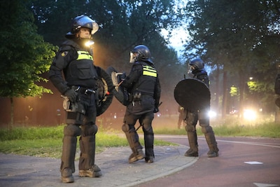 Politie verwijdert demonstranten van rotonde bij protest tegen noodopvang in Apeldoorn