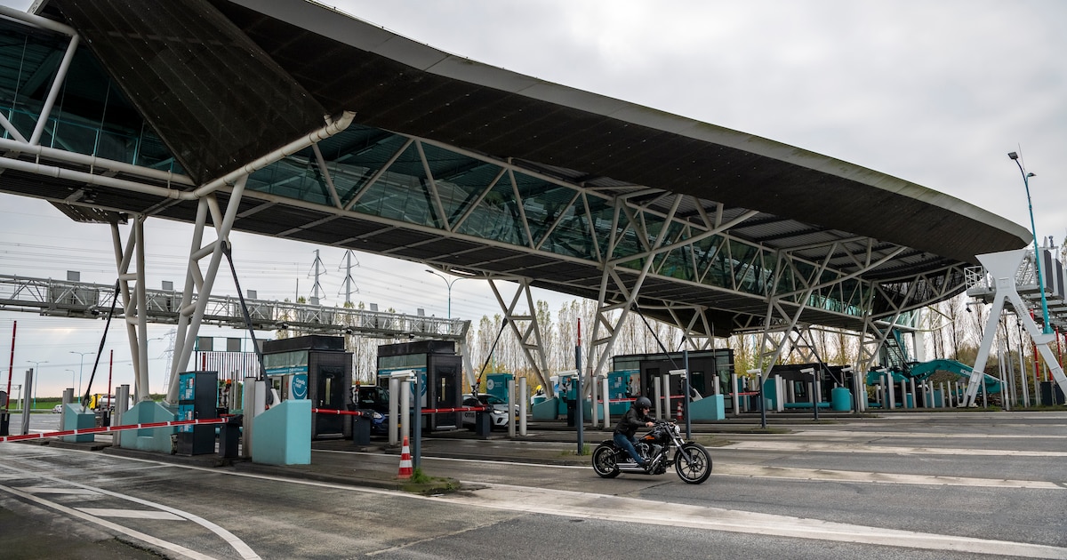 Flinke file van tolplein naar Westerscheldetunnel, ernstige vertraging richting Terneuzen