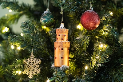 De Waalbrug of de Kruittoren in je boom: indebuurt verloot Nijmeegse kerstballen