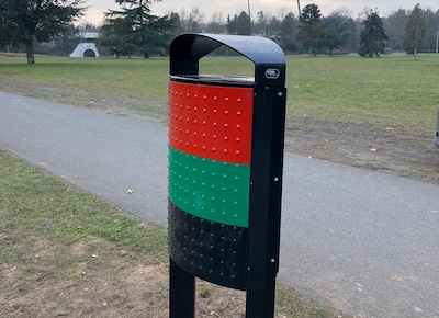 Deze Nijmeegse vuilnisbakken zijn wél legaal rood, groen en zwart gespoten