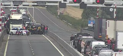Auto raakt slagboom op Haringvlietbrug (A29), snelweg weer open