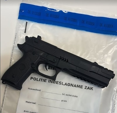 Man (19) uit Alphen met neppistool gepakt op Vierdaagsefeesten: ‘Geen echt vuurwapen waarmee je kan 