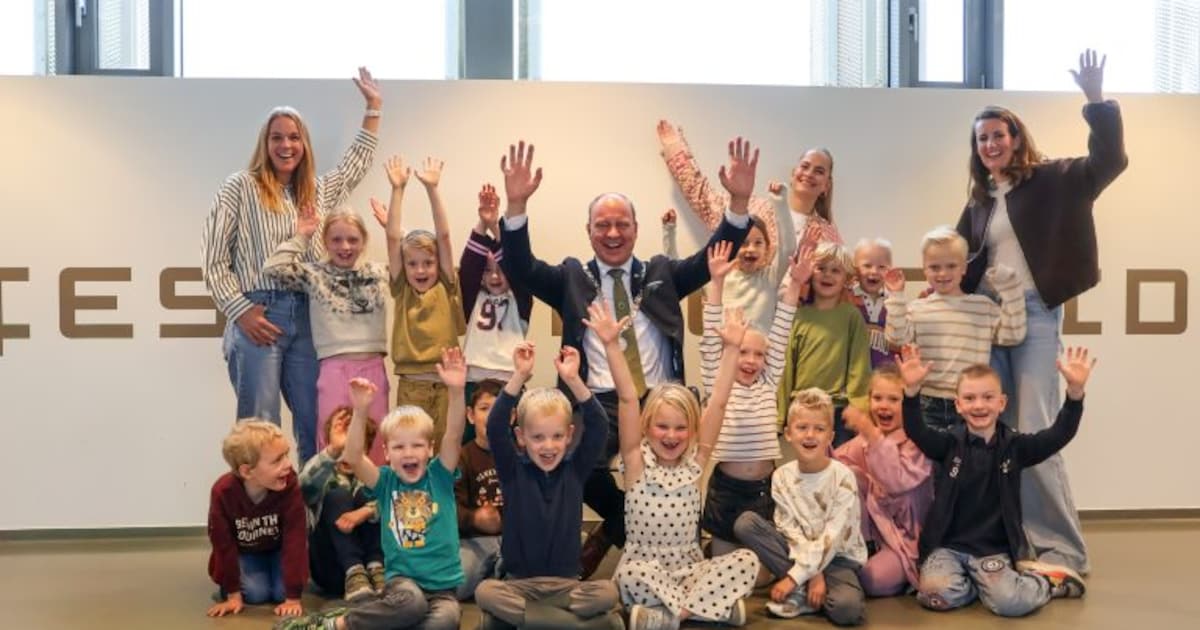 Burgemeester ontbijt met leerlingen Jan Luykenschool uit Schellinkhout in gemeentehuis