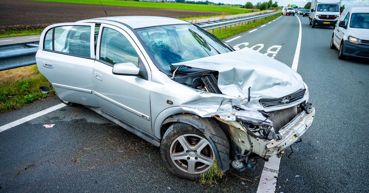 Auto ramt vangrail op N207 bij Rijnsaterwoude