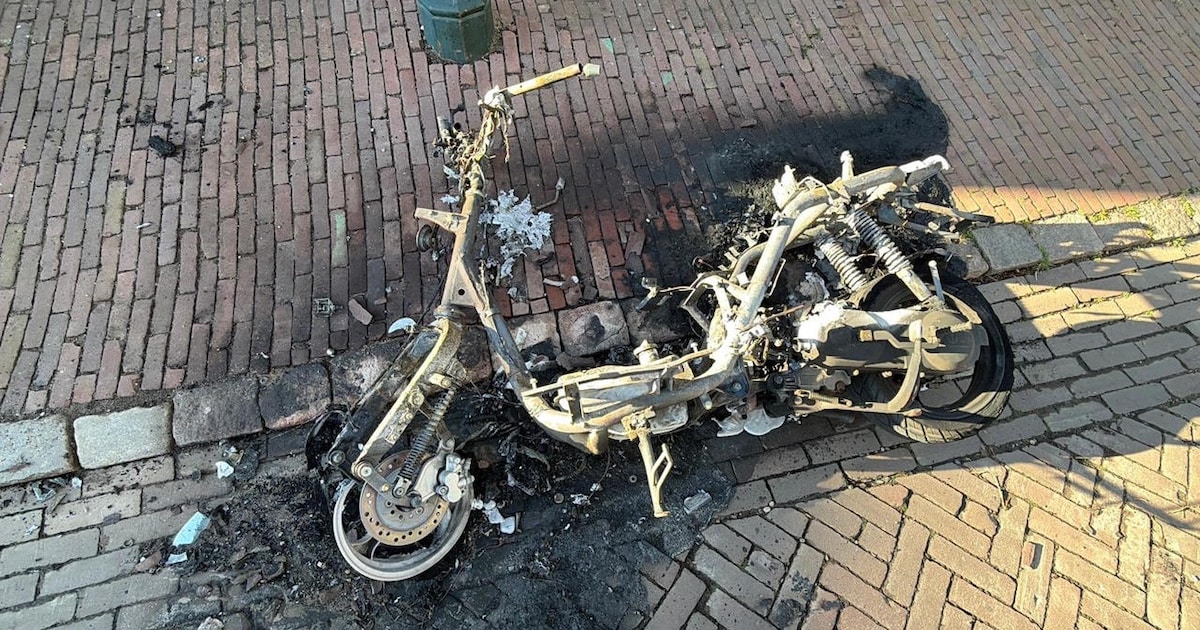 Scooter op Montfortstraat in Schimmert brandt volledig uit