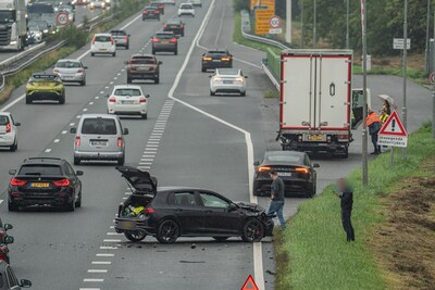 Flinke schade na botsing tussen auto en vrachtwagen op A12 bij Babberich