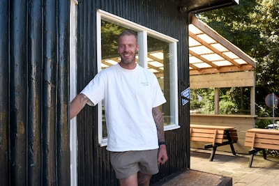 Droom komt uit voor Randy: hij gaat compleet nieuw avontuur aan en opent snackbar De Smikkelbeer