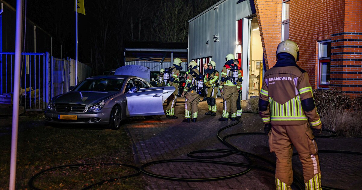 Auto in brand in garage op bedrijventerrein in Balk