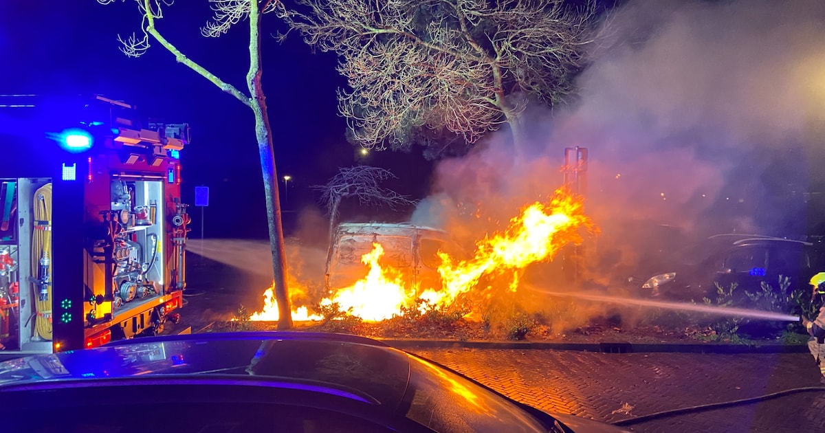 Bedrijfsbusje in brand op parkeerplaats aan het Valkehorst in Honselersdijk