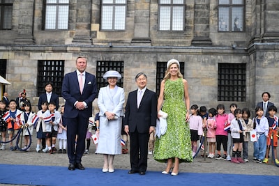 Koningspaar verwelkomt Naruhito en Masako op de Dam, Máxima verschijnt in nieuwe jurk