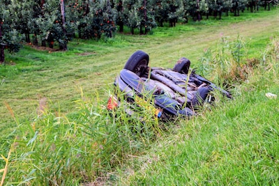 Auto met twee inzittenden belandt op de kop in greppel bij Maurik