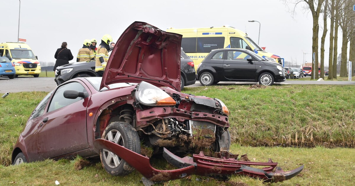 Zwaargewonde na ongeval in Brakel, auto belandt in sloot