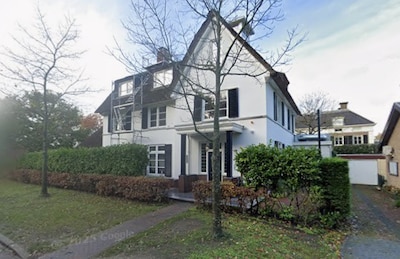 Droomvilla-alert: koperen badkuip en een trap van Frans eikenhout