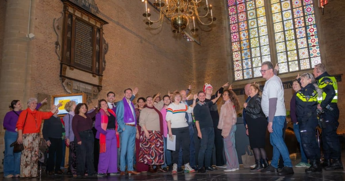 Regenbooggemeenschap Alkmaar vereeuwigd in het Grote Raam van de Grote Kerk