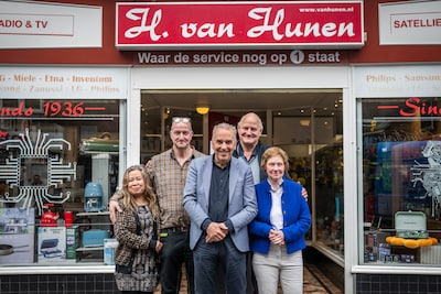 ‘Tante Marja’ (78) staat al 60 jaar achter de toonbank van ‘dit icoon’ van de Steenstraat