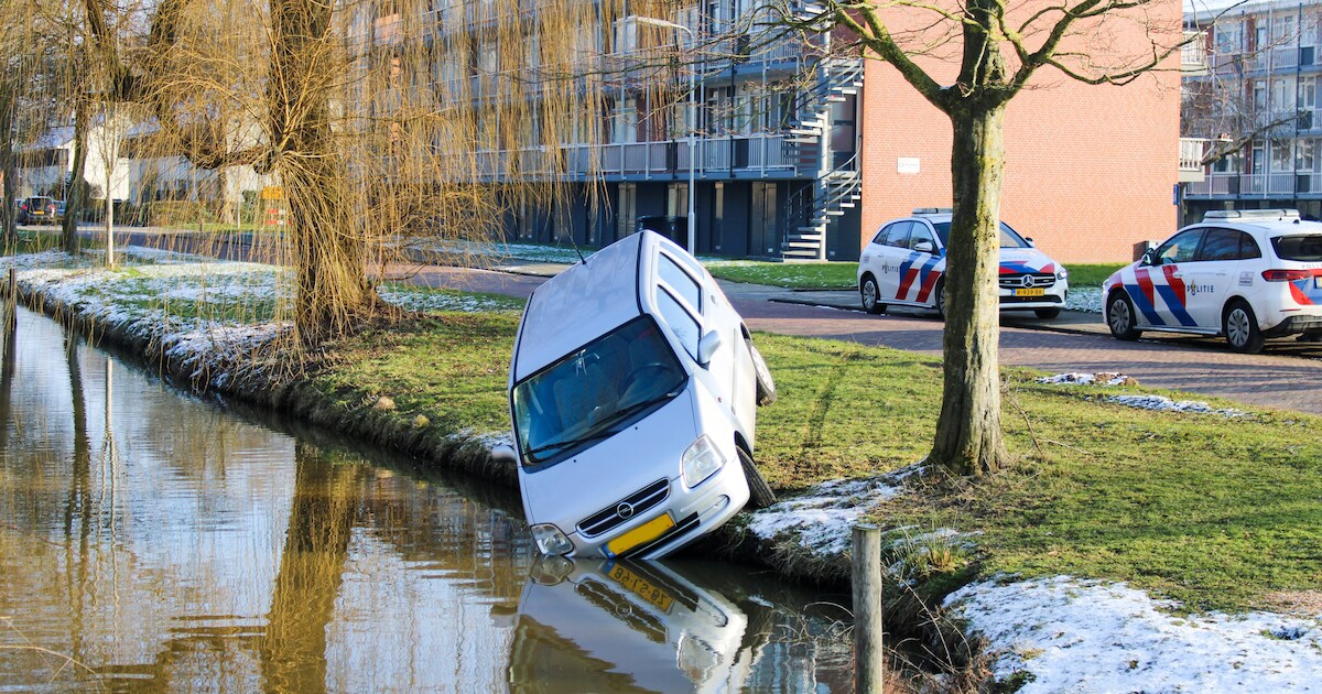 Auto raakt net niet te water langs de Westhemstraat in Sneek