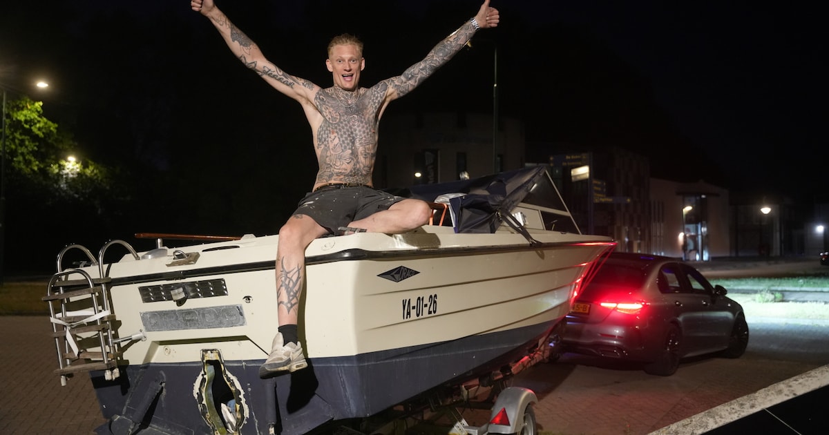 Boot van Jordy (32) lag een week in de berm en is nu eindelijk weg uit Bunschoten