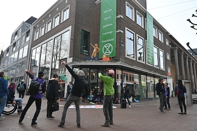Extinction Rebellion blokkeert ING-kantoor in Nijmegen: actievoerders op het dak