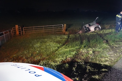 Auto in de sloot na ongeluk op de Grindweg in Hasselt