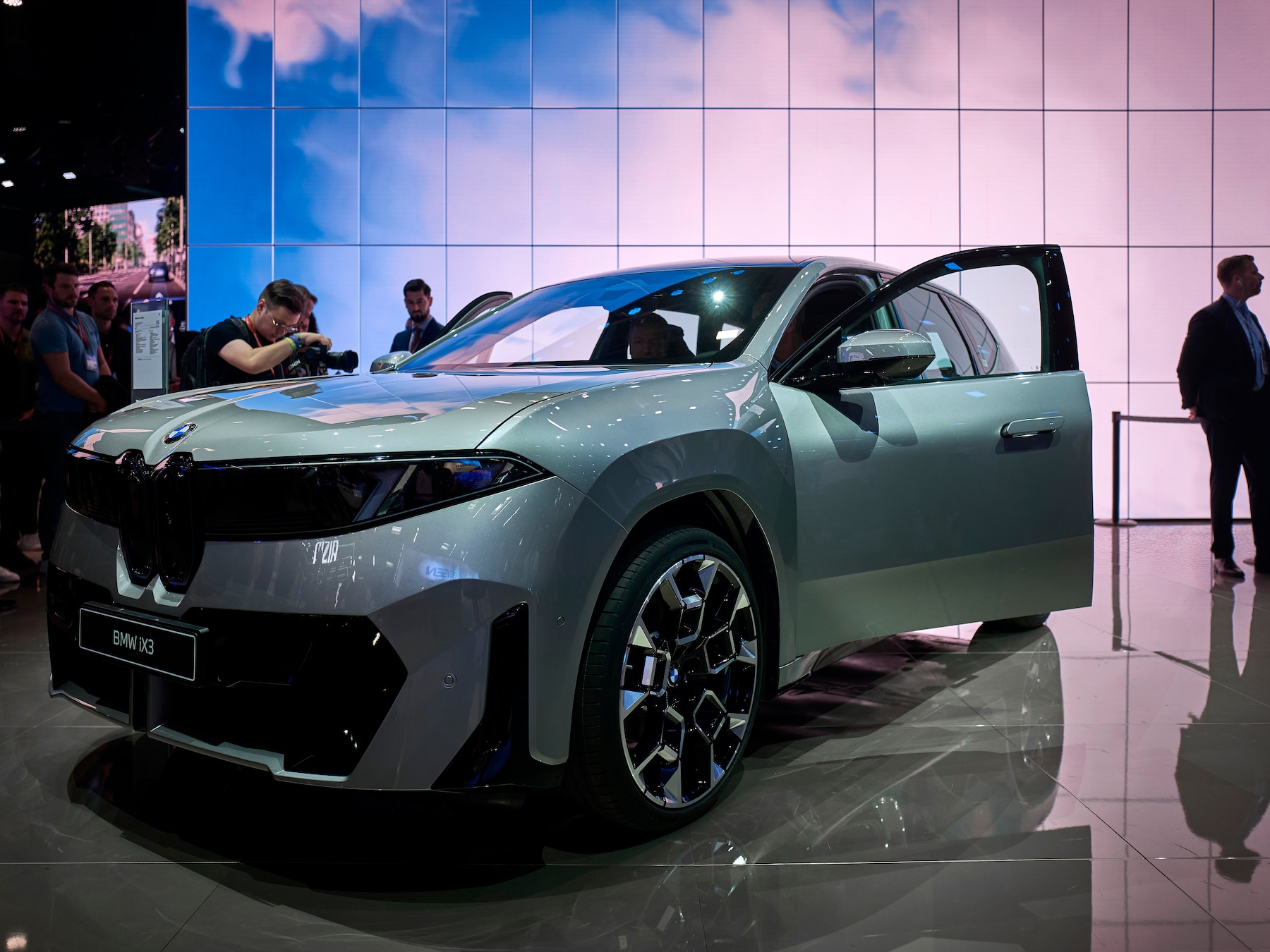 Chinezen overspoelen München, maar Duitsers kiezen voor eigen auto's: ‘Niets anders dan Volkswagen’