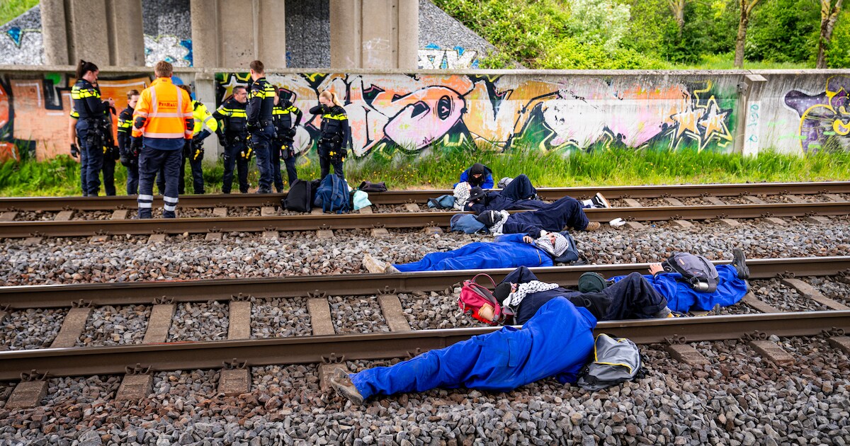 Demonstranten blokkeren voor achtste dag op rij spoorlijn haven Rotterdam
