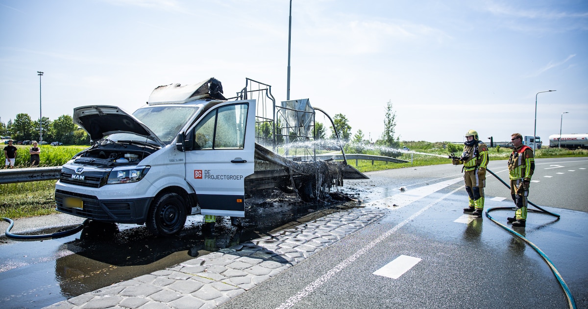 Bedrijfswagen uitgebrand op de Plattedijk in Lemmer
