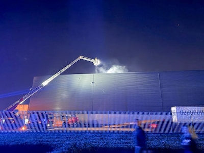 Schade door brand bij recyclingbedrijf Hengelo valt mee: ‘Productie twee uur later weer opgestart’