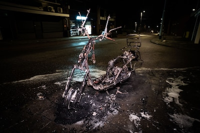 Scooter gaat volledig in vlammen op in Arnhem