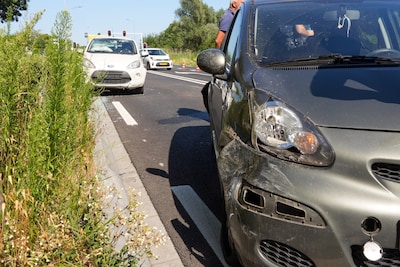 Drie auto’s betrokken bij kop-staartbotsing in Helmond, bestuurder probeert file via fietspad te omz