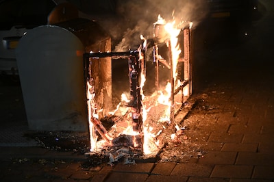 Bankstel in brand op stoep in Breda, ruiten van pand springen kapot door hitte