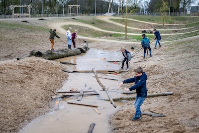 Nieuwe speeltuin in Heumen met kabelbaan en crosspad is klaar: ‘De kinderen spelen hier iedere dag’