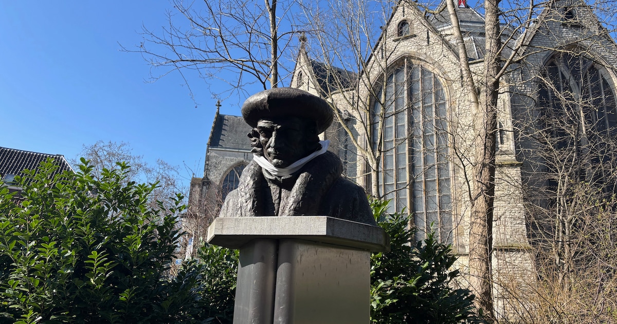 Mysterie: waarom draagt Erasmus in Gouda een sjaal?