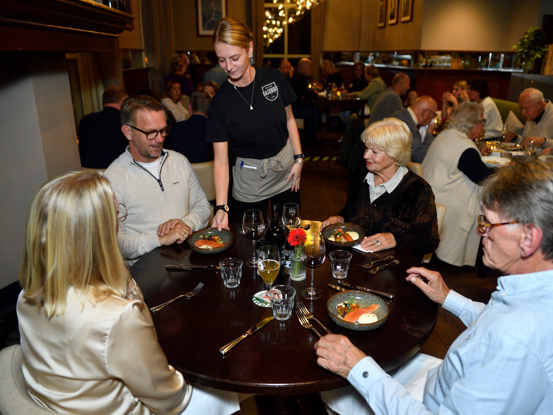 Armetierige blaadjes in een rijke maaltijdsalade, en je moet óók nog eens groentegeld bijlappen in dit dure grandcafé
