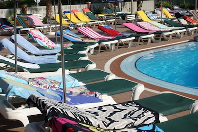 Money back because all hotel pool sunbeds were occupied: is this the end of towel reserving?