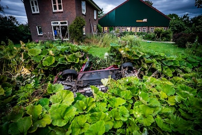 Ernstig ongeluk in Arnhem: auto op de kop langs de weg, bestuurder opgepakt na verlaten ziekenhuis