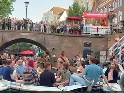 Koor Kwaya geeft drijvend concert in de gracht: ‘Vetter en energieker dan ooit’