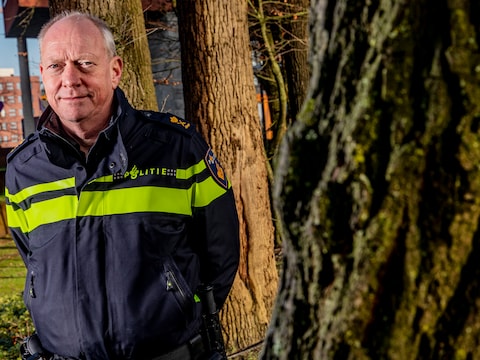 Oscar Dros verlaat als hoogste baas de politie Oost-Nederland. Hoe gaan we om met maatschappelijk ongenoegen? Politiechef Oscar Dros mist in Nederland een inhoudelijk debat over die vraag. ,,Ik vind het erg stil.”