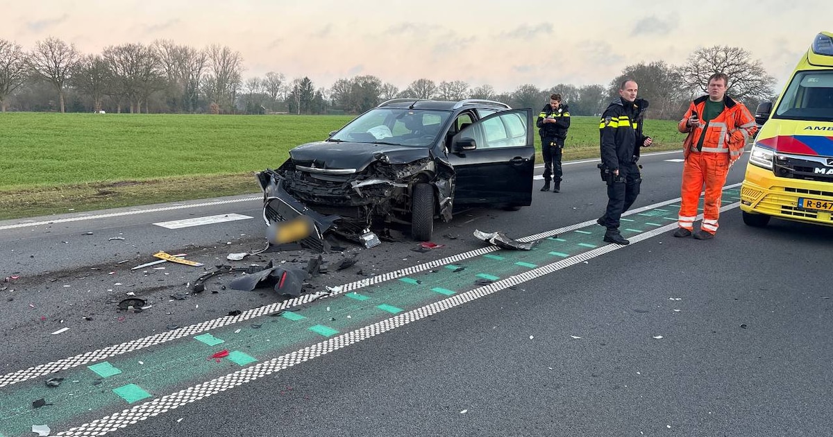 Vier auto’s botsen op N34 bij Gramsbergen, geen gewonden