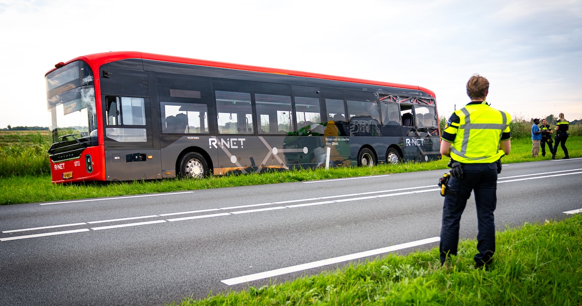 Streekbus en vrachtwagen botsen in Bergambacht