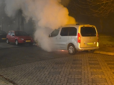 Geparkeerde auto in brand op de Troelstraweg in Wageningen