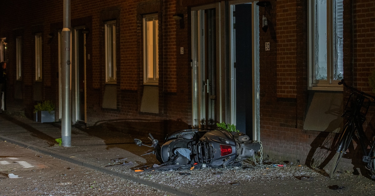 Explosie bij woning aan de Emile Hullebroeckstraat in Utrecht, ramen gesprongen en scooter flink bes