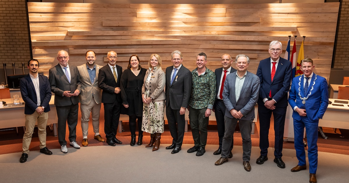 Maassluis neemt afscheid van elf raadsleden en reikt onderscheidingen uit